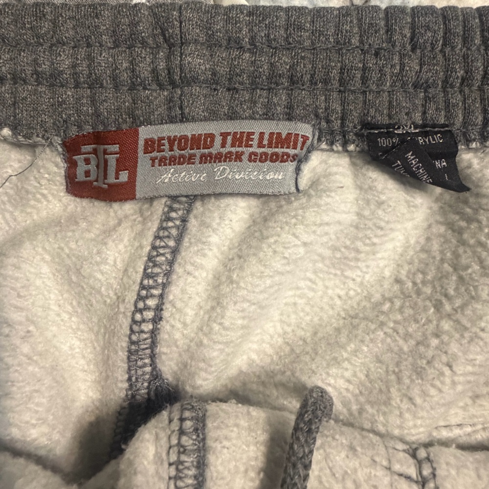Men’s Gray Fleece Cargo Sweatpants - Picture 4 of 4